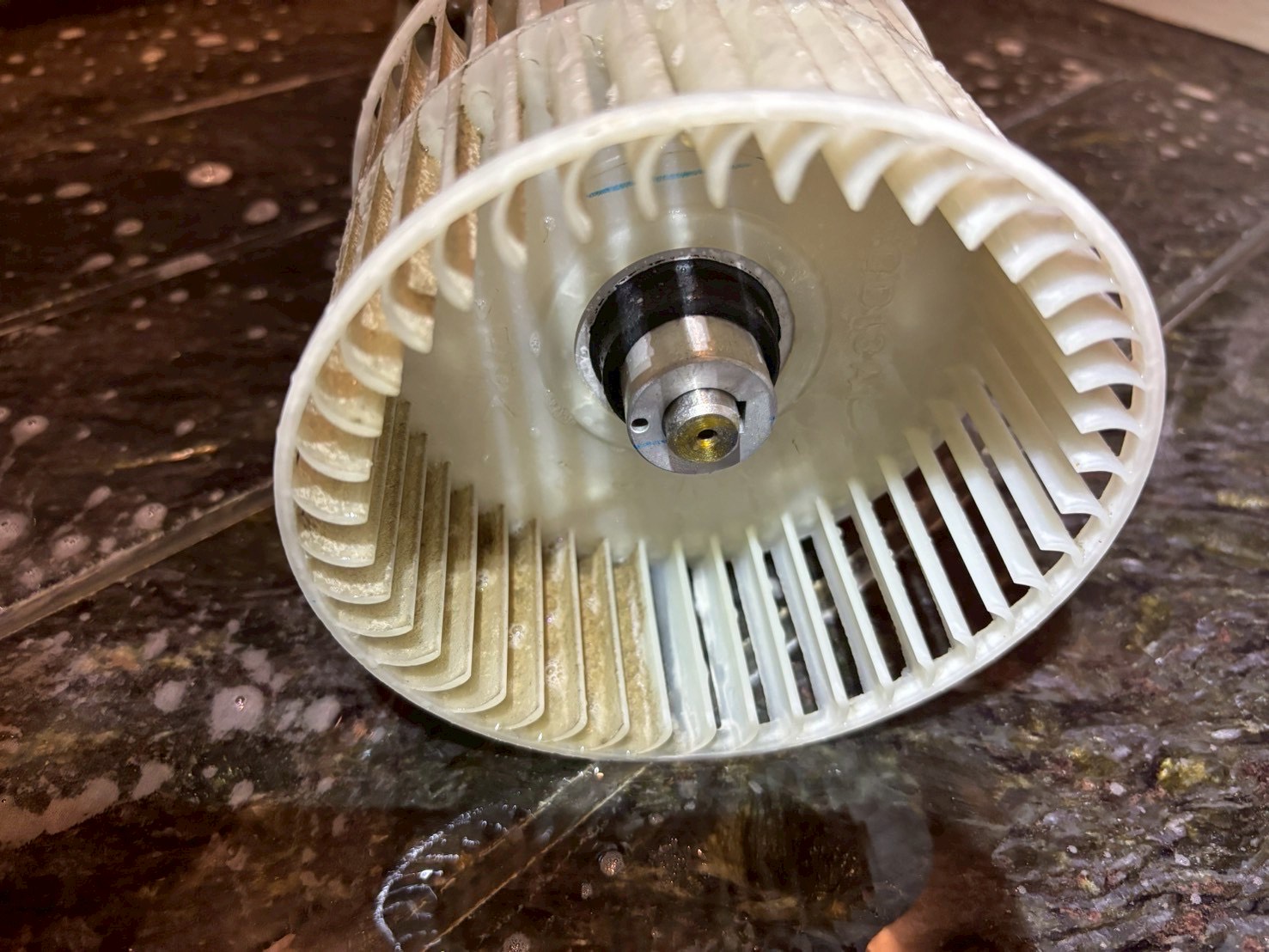 台中烏日吊隱式冷氣清洗