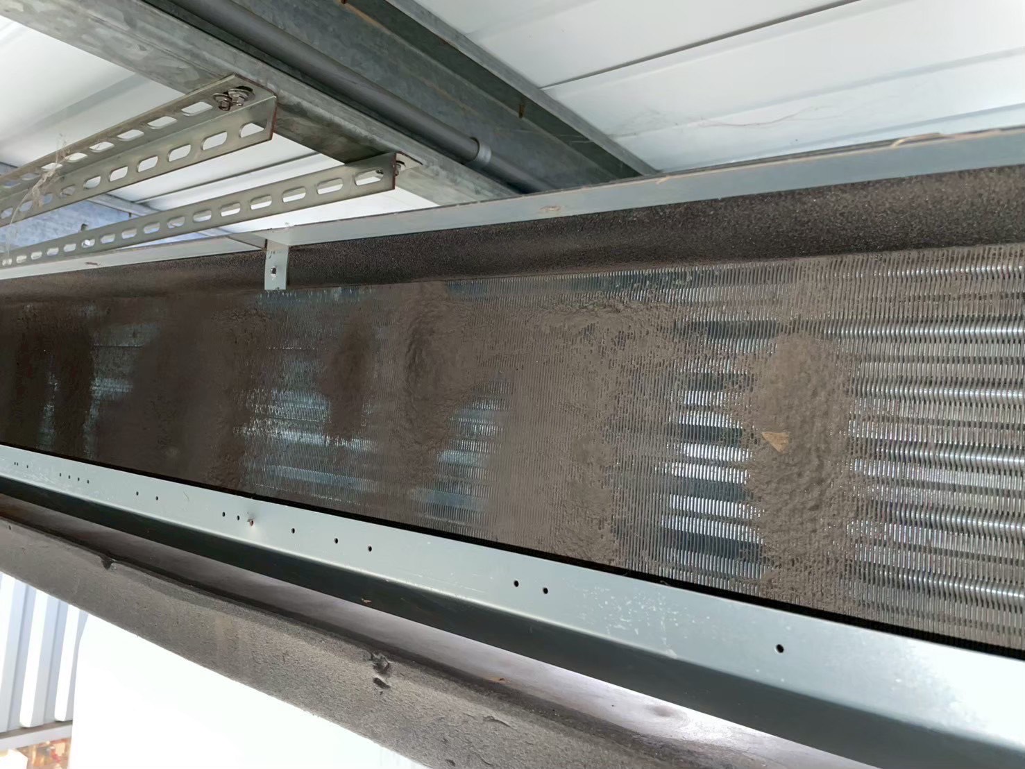 嘉義縣銓麥公司機房辦公室 吊隱式冷氣清洗 