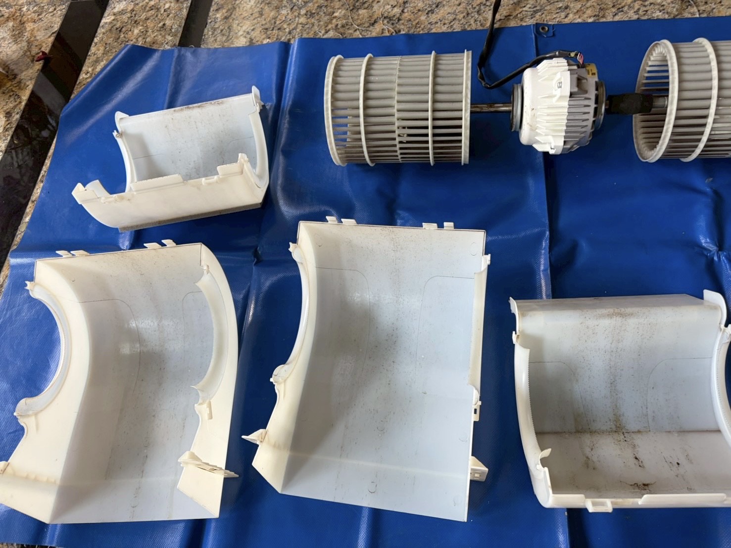 台中鄉林挑高公設 吊隱式冷氣清洗