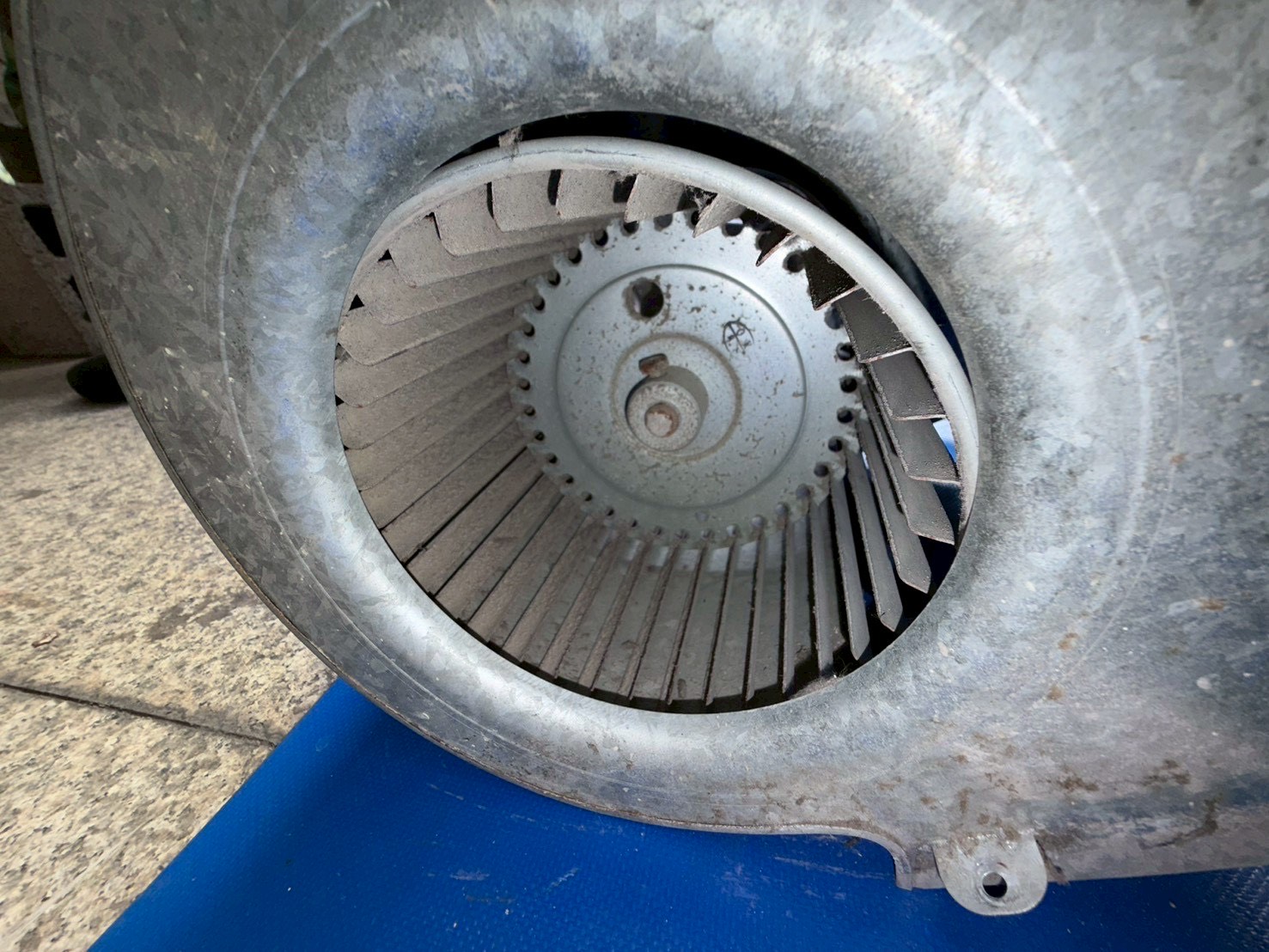 台中社區電影廳吊隱式冷氣清洗