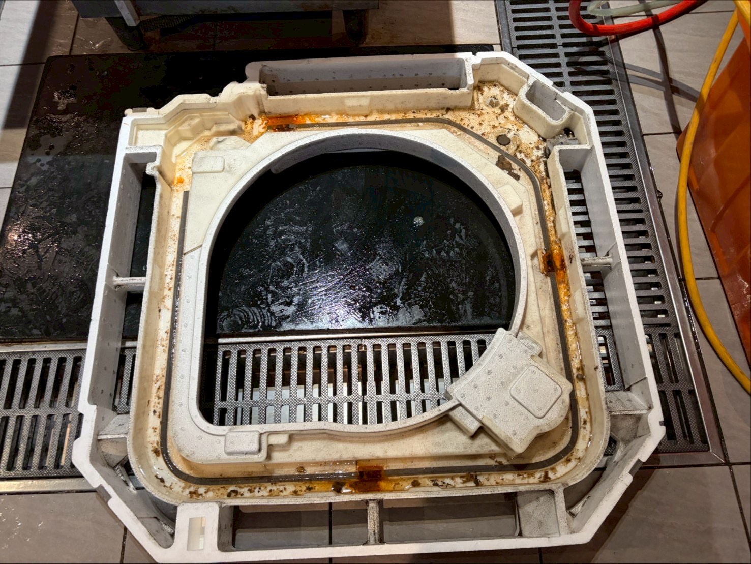 新竹森森燒肉吊隱式冷氣清洗